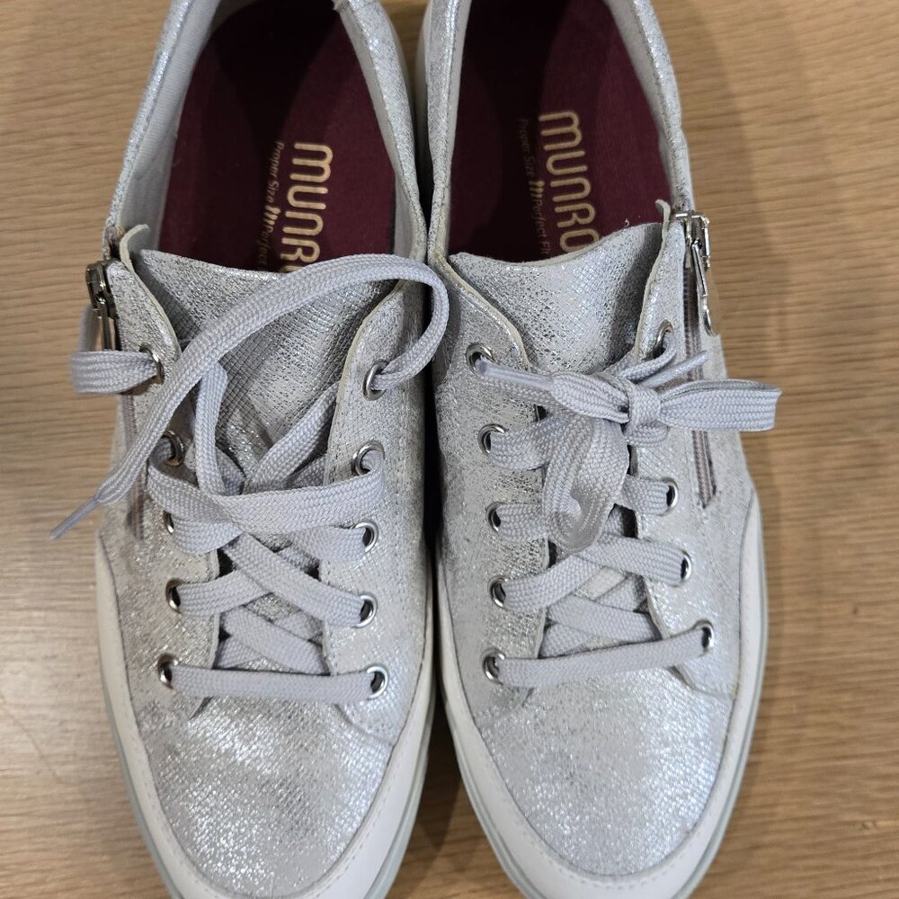 Munro,  women's  sneakers, sizec 9
